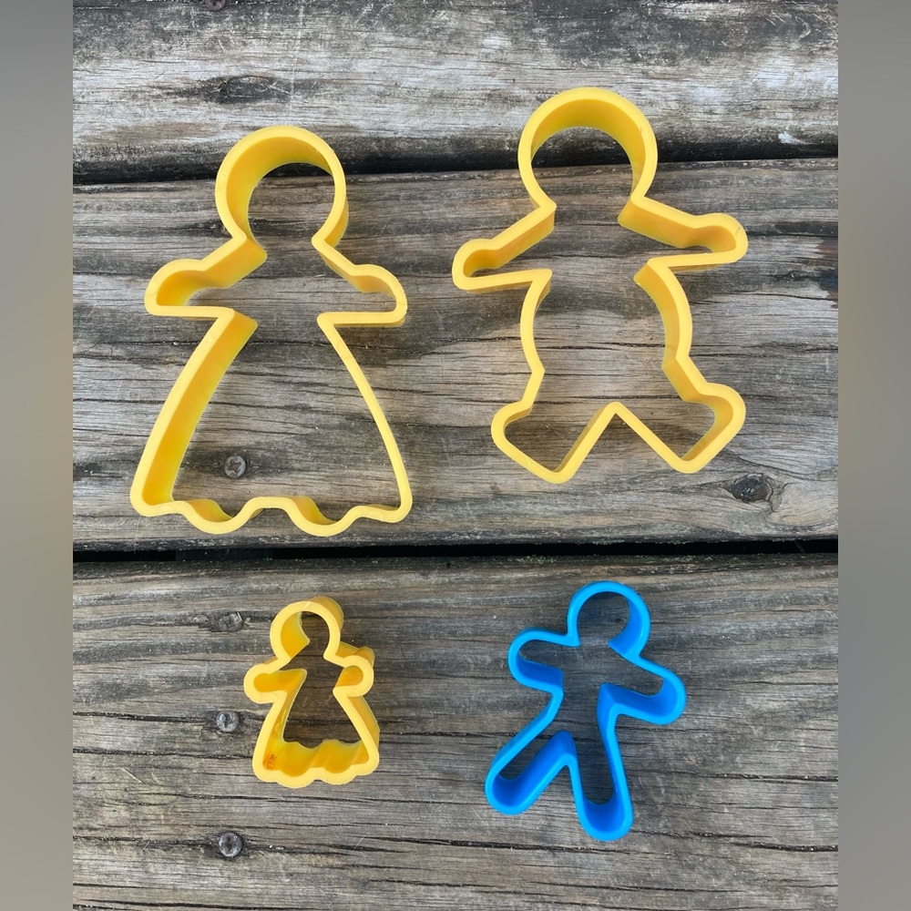 VINTAGE FAMILY OF 4 COOKIE CUTTERS